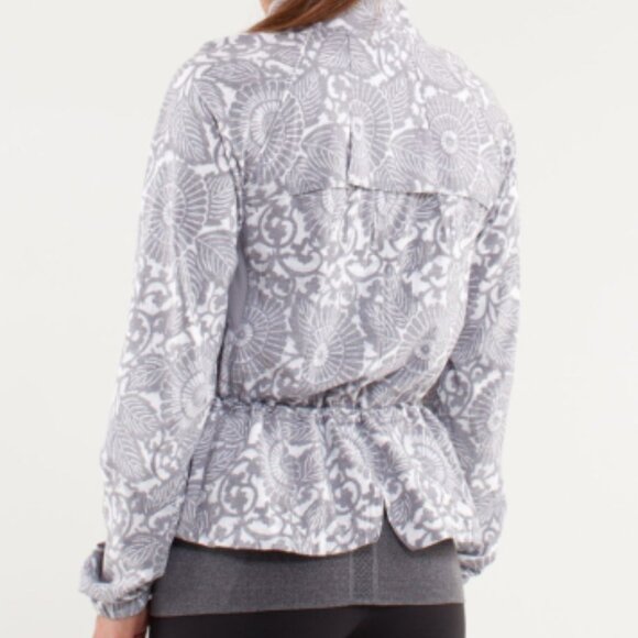 (2475) LULULEMON Run: Travel To Track Jacket *Print Sz 10/12 P2P=17.5" **LOVED** - Picture 2 of 10